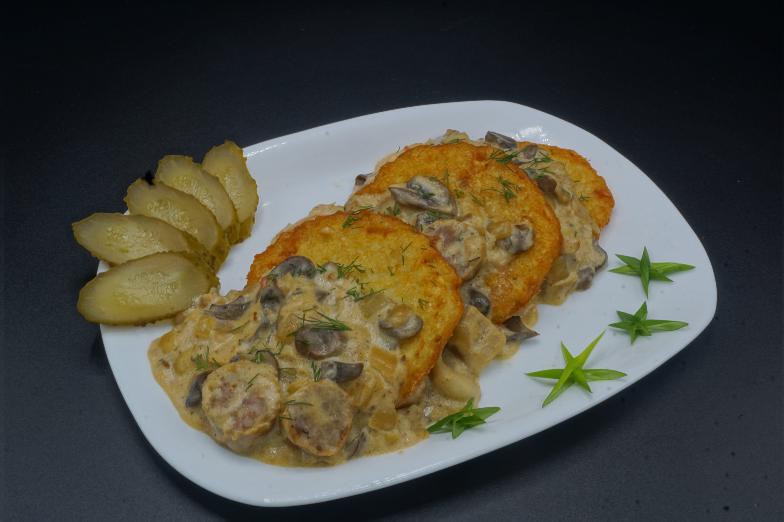 Мачанка с драниками, грудинкой и колбаской