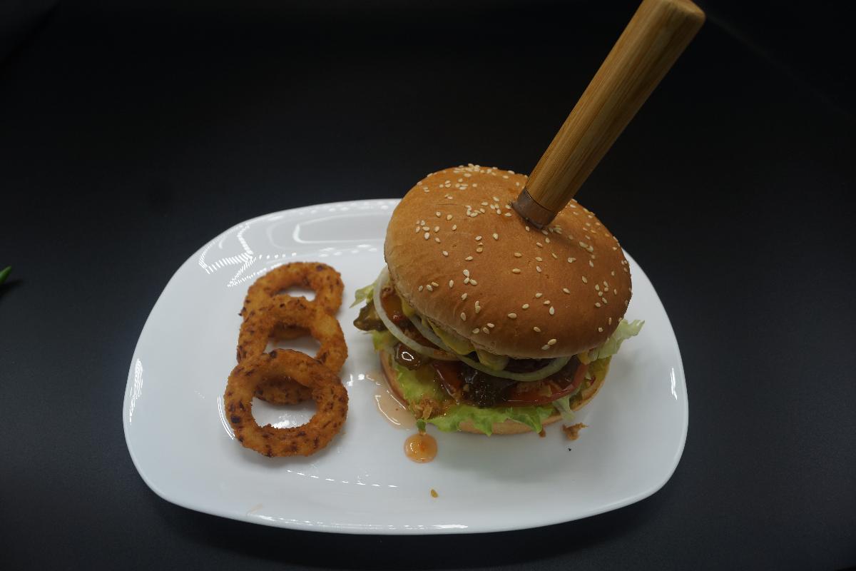Гамбургер – “Beef Burger’’ в контенере